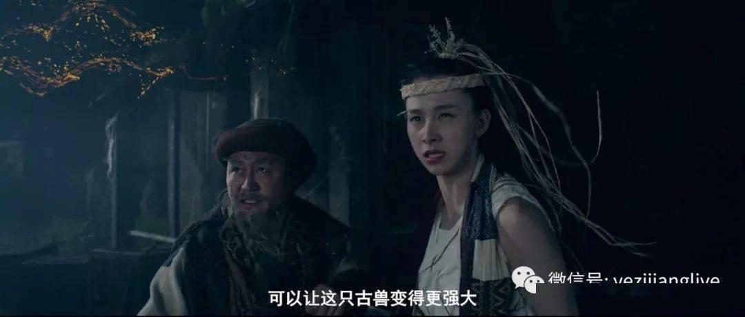 球迷不满判罚冲进球场追裁判，裁判被吓得跑出场外